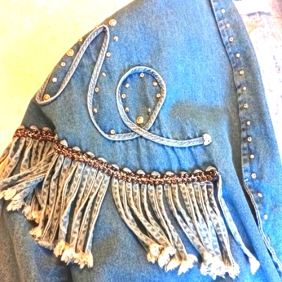 Women's Vintage denim jacket w/metal stud detailed, frayed fringes design/NEW - Picture 4 of 13